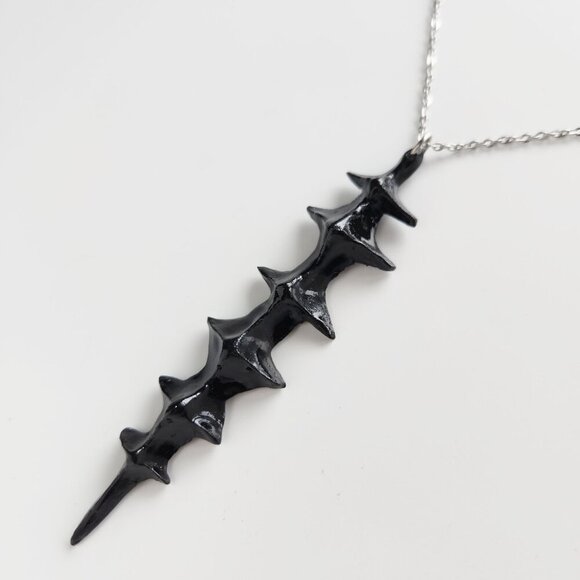 Gothic unique black spiky vertebrae necklace with a small silver chain - Picture 8 of 8